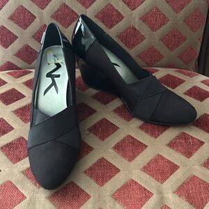 Anne Klein sport woman’s black wedge heel pumps textile upper Aktarence sz 7.5M🌹